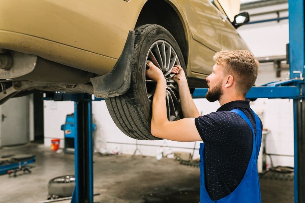 Cum afectează anvelopele uzura suspensiei și a direcției mașinii