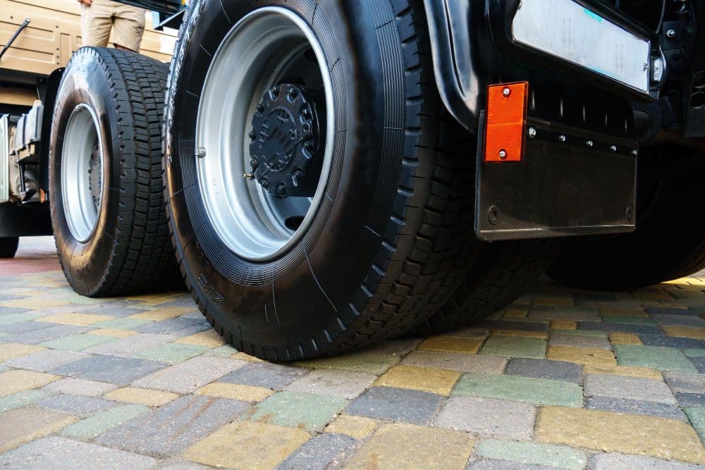 Anvelope pentru camion Michelin vs Bridgestone – comparație completă pentru transportatori