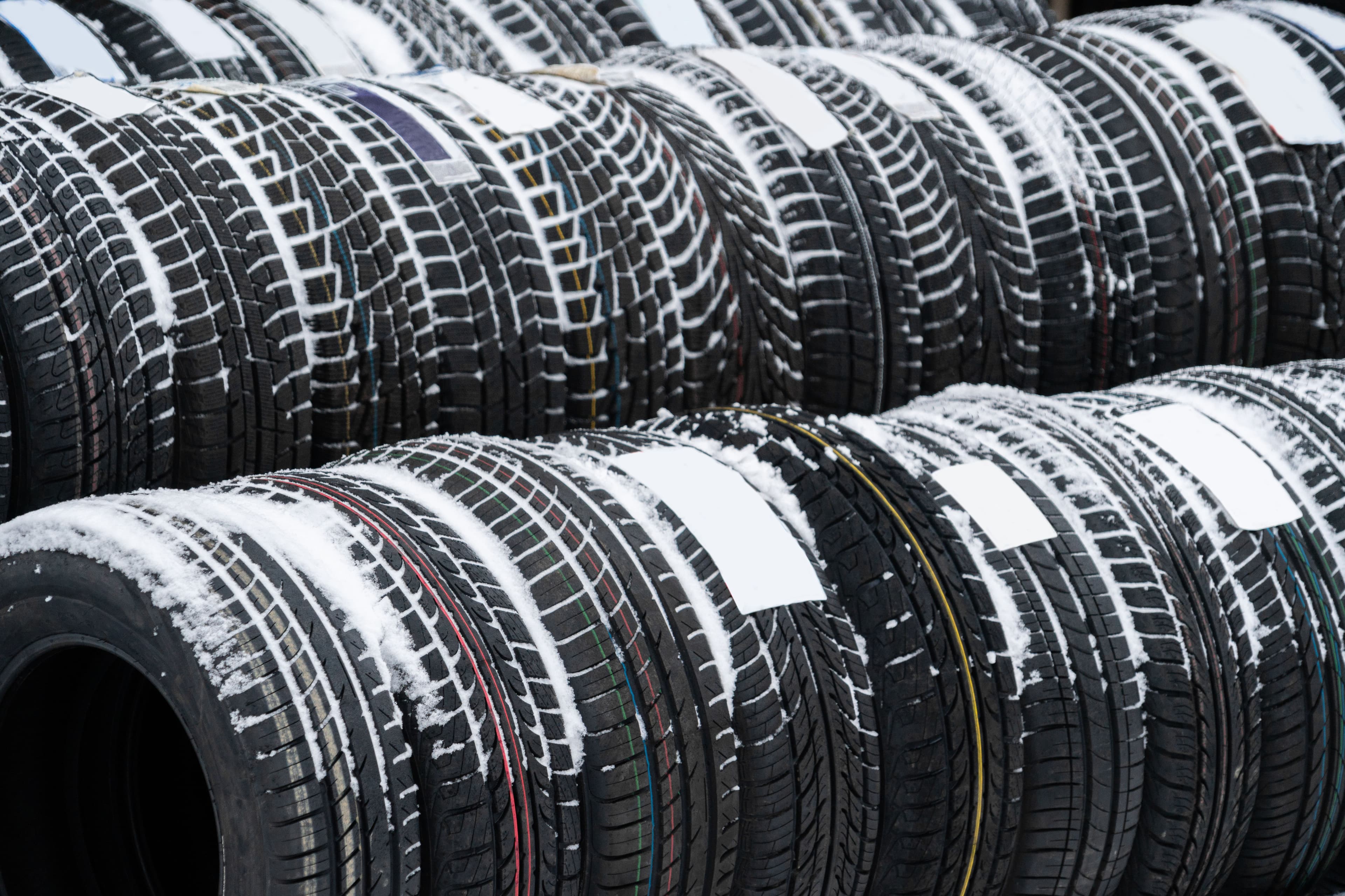 Anvelope de vară vs anvelope de iarnă: diferențe și recomandări