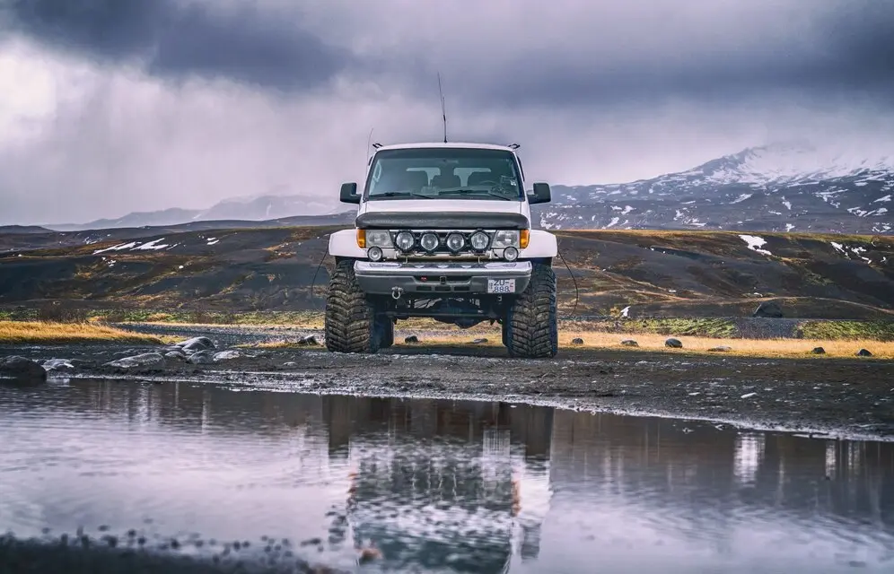 Anvelope 4x4 vs. anvelope OFF-ROAD: care sunt diferențele esențiale?